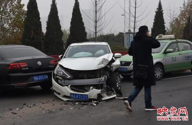 “多车相撞”在繁忙的高速公路上引发了数英里的排队
