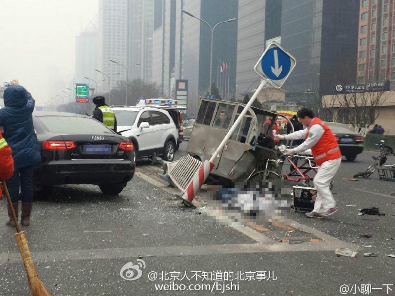 “多车相撞”在繁忙的高速公路上引发了数英里的排队