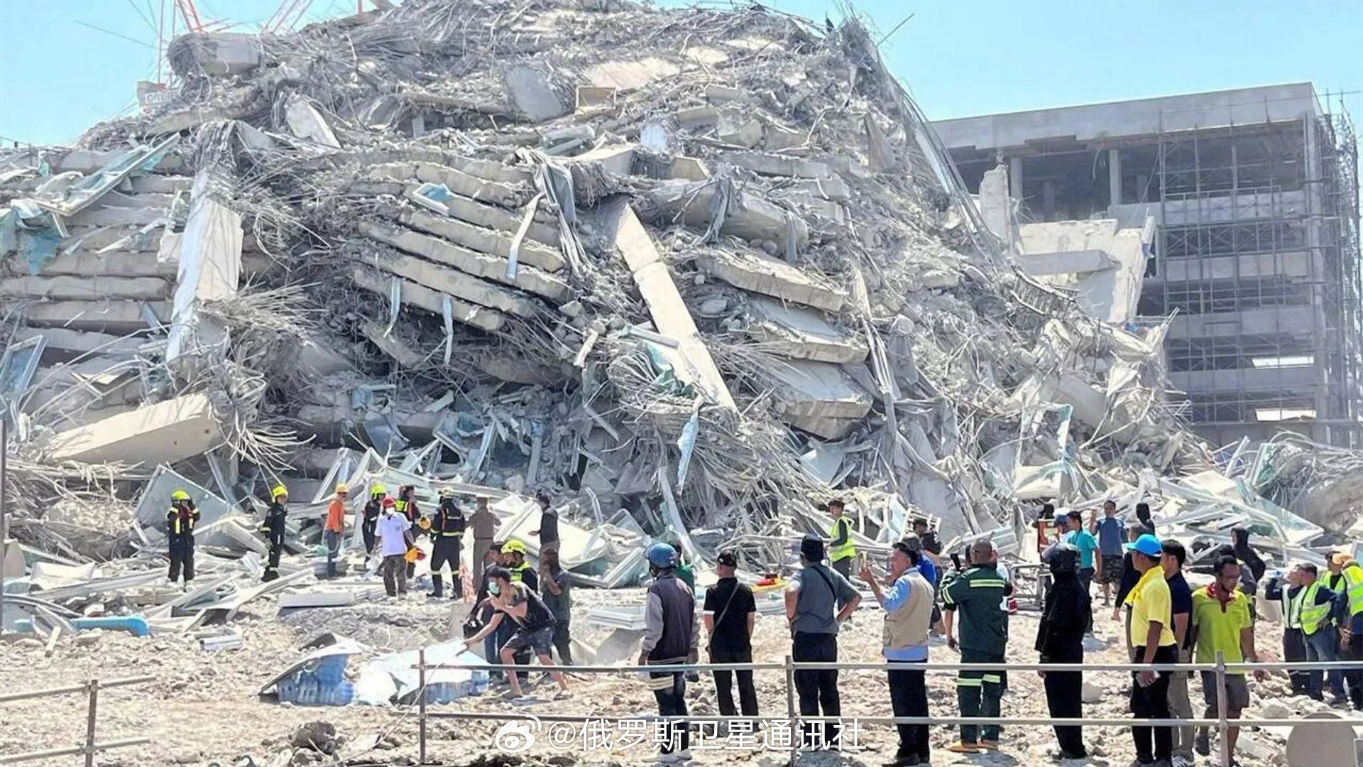 泰国首都曼谷发生强烈地震，人们从摇晃的建筑物中撤离